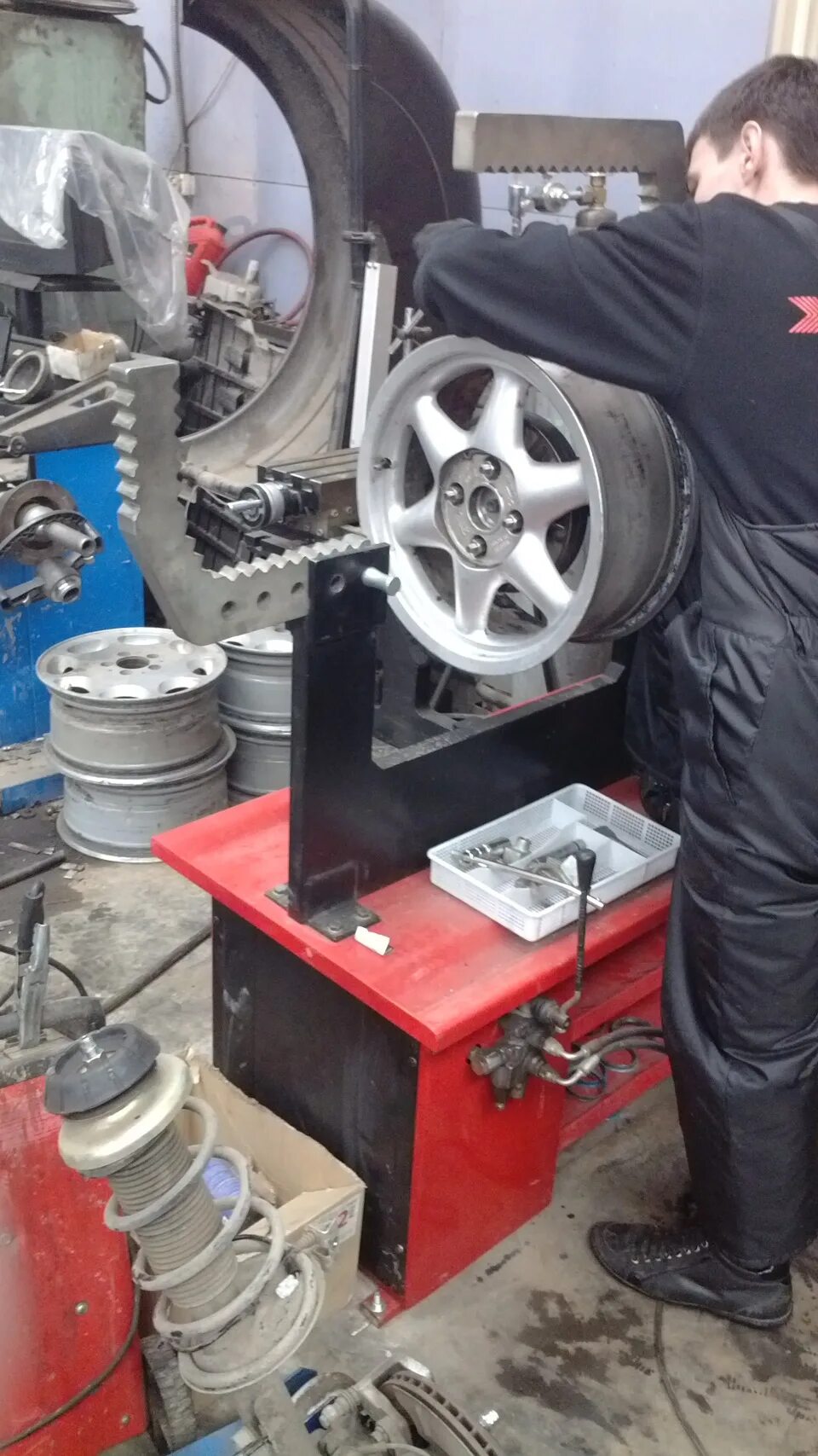 Правка дисков скутера. Дископравный станок сибек. Рихтовка дисков. Правка литых дисков. Прокатка дисков ростов на дону.