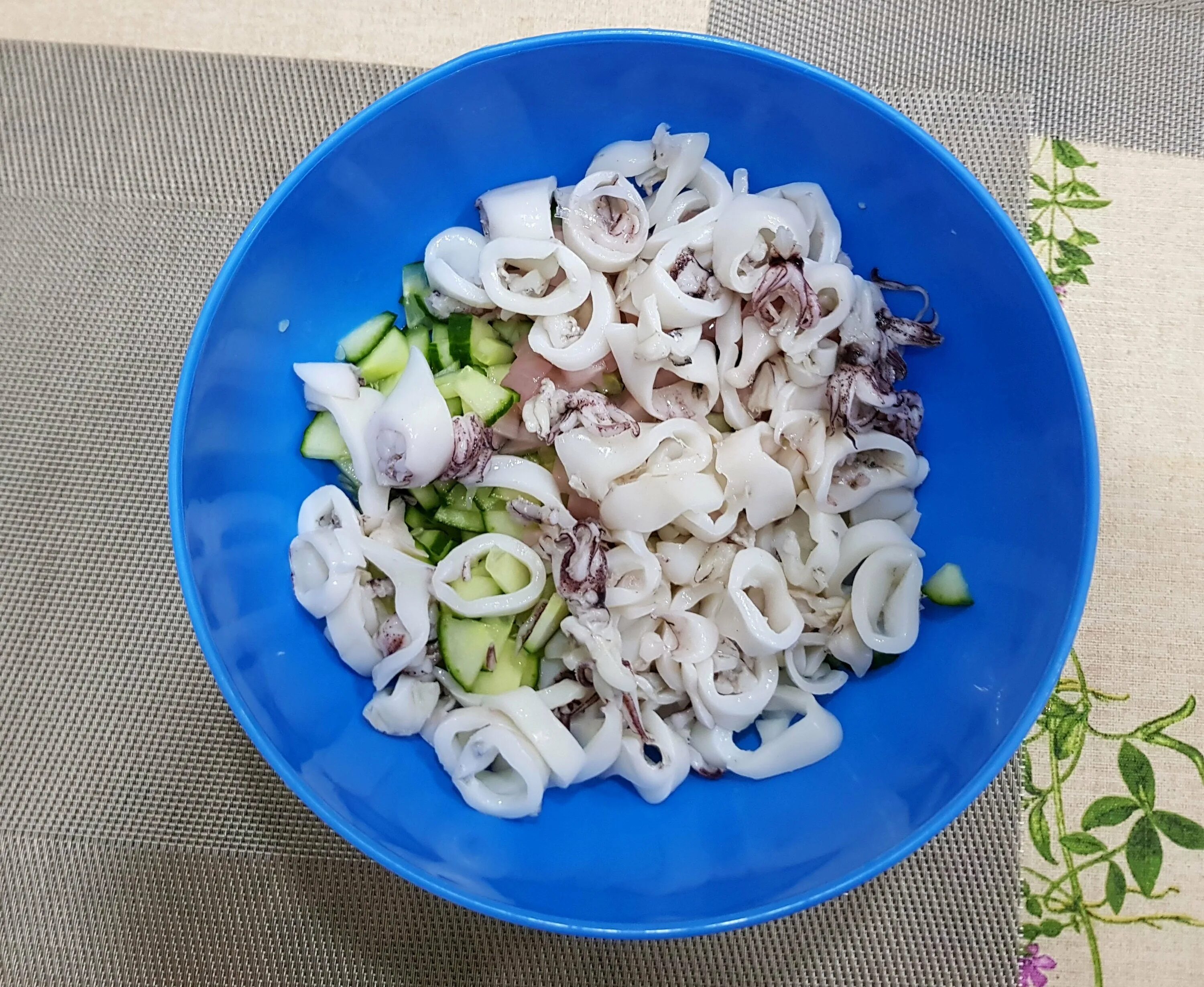 Салат с кальмарами. Салат летучий голландец с кальмарами. Салат из кальмаров. Салат кальмары пошагово. Салат с кальмарами и яйцом.