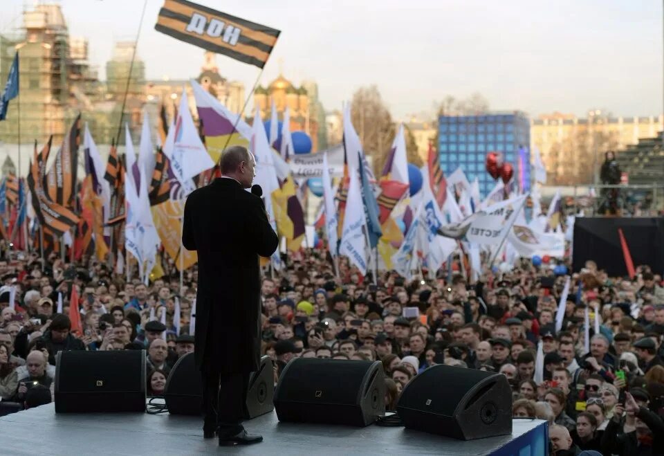 Оратор на митинге. Перед народом. Выступление на митинге.