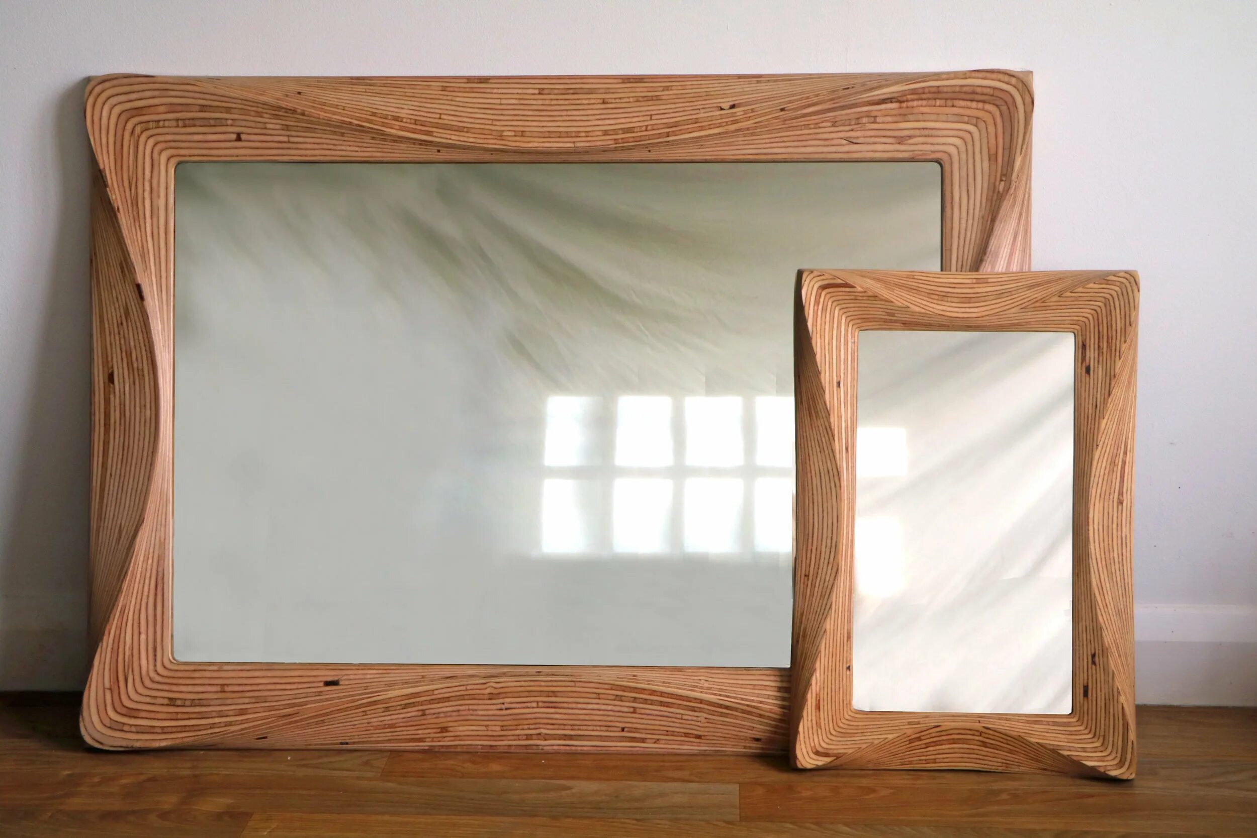 Зеркало в деревенской раме. Деревянная рамка для зеркала. Зеркало с деревянной рамой. Рамка для зеркала из дерева. Изготовление деревянных рамок