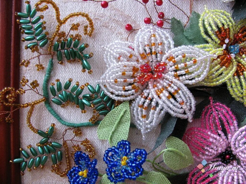 Картины панно из бисера. Цветочное панно из бисера. Панно из бисерных цветов. Панно с цветами из бисера. Панно из бисерных цветов.