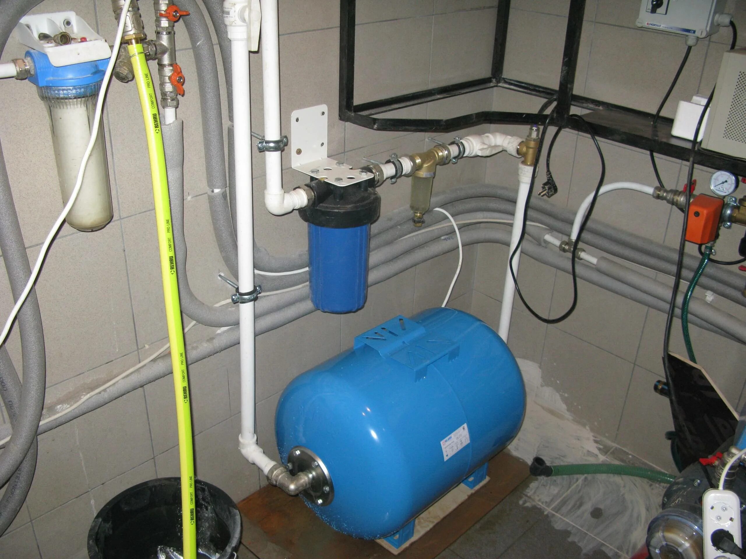 Автономный водопровод. Водоснабжение в частном доме. Система водоснабжения частного дома. Водоснабжение в доме из скважины. Монтаж водоснабжения в частном доме.