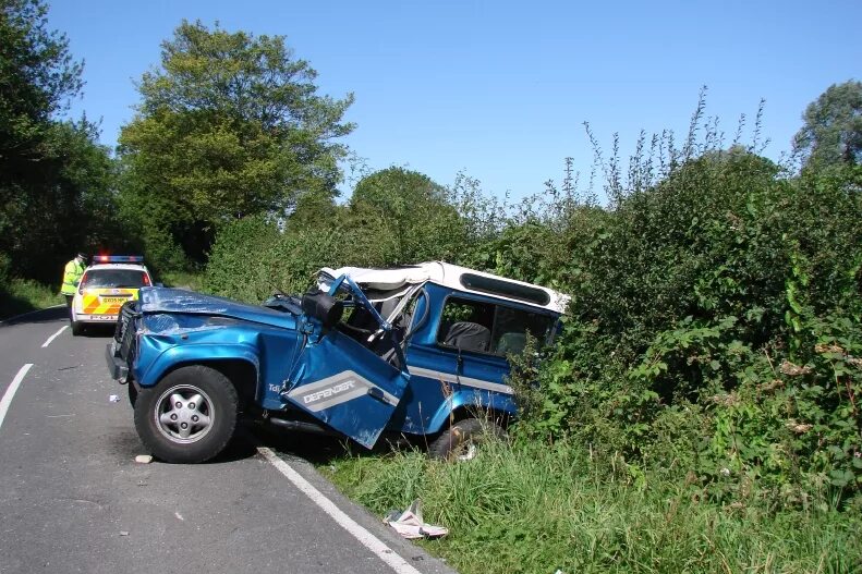 Crash defender. Land Rover Defender аварии. Дефендер ДТП. Краш тест ленд Ровер Дефендер.