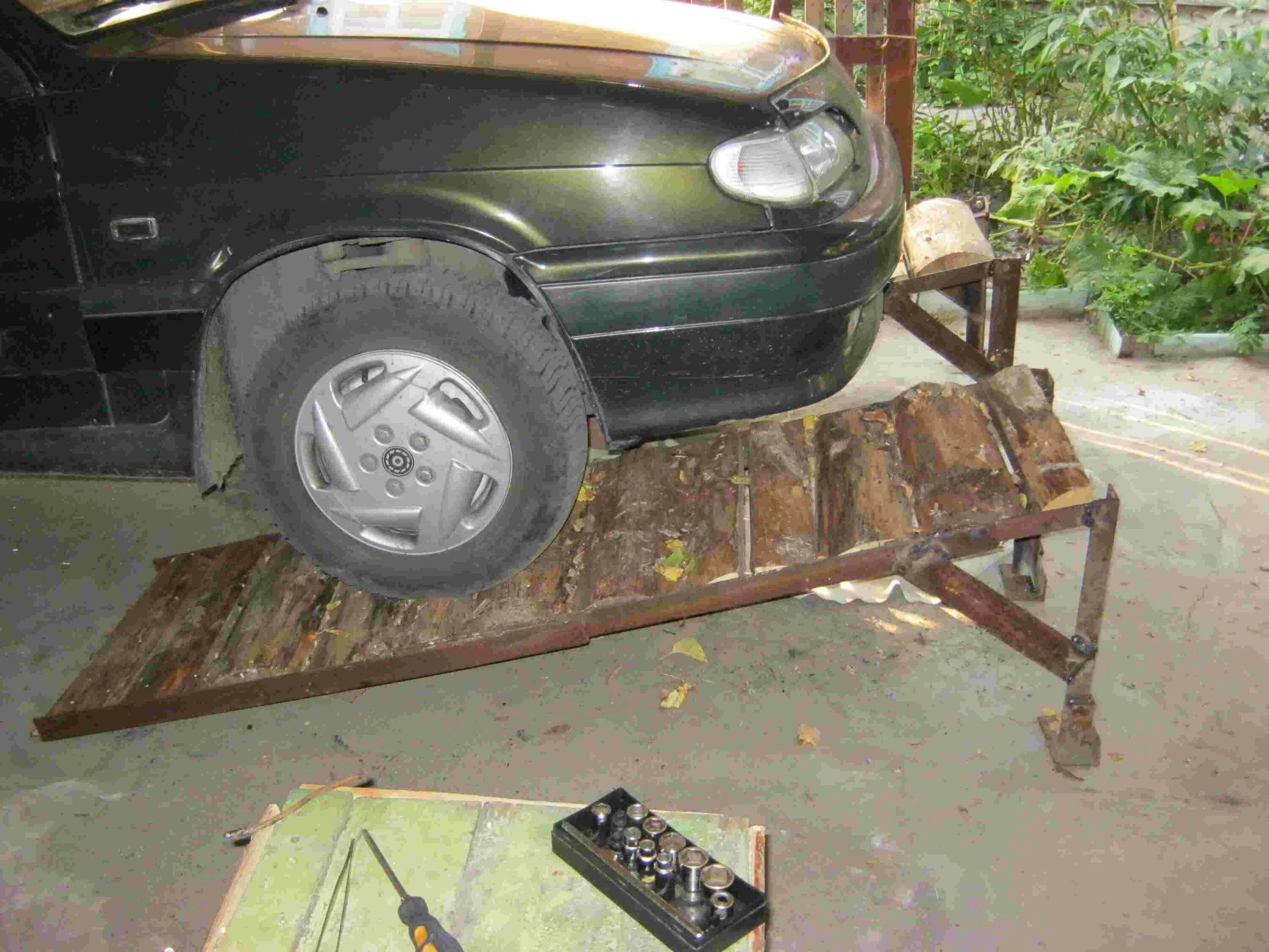 Мини эстакада для авто с домкратом. Подкатной рычажный домкрат. Эстакада разборная металлическая. Домкрат опрокидыватель подкатной. Как поднять машину руками.