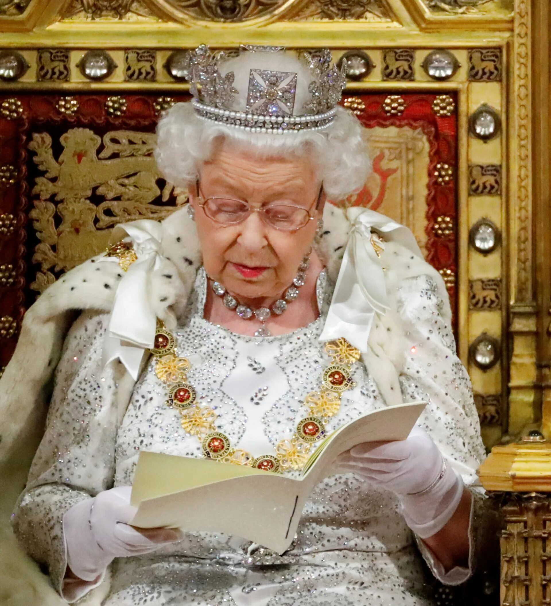 Queen elizabeth 1. Корона елизаветы 2. Watching the queen’s speech. The queen of england lives. The queen of england lives.