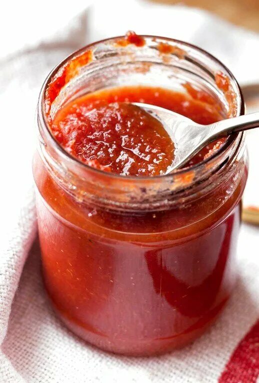 Вкусный домашний кетчуп из помидор на зиму. Соус из помидор на зиму. томатный соус на зиму. густой соус. томатный соус фото.