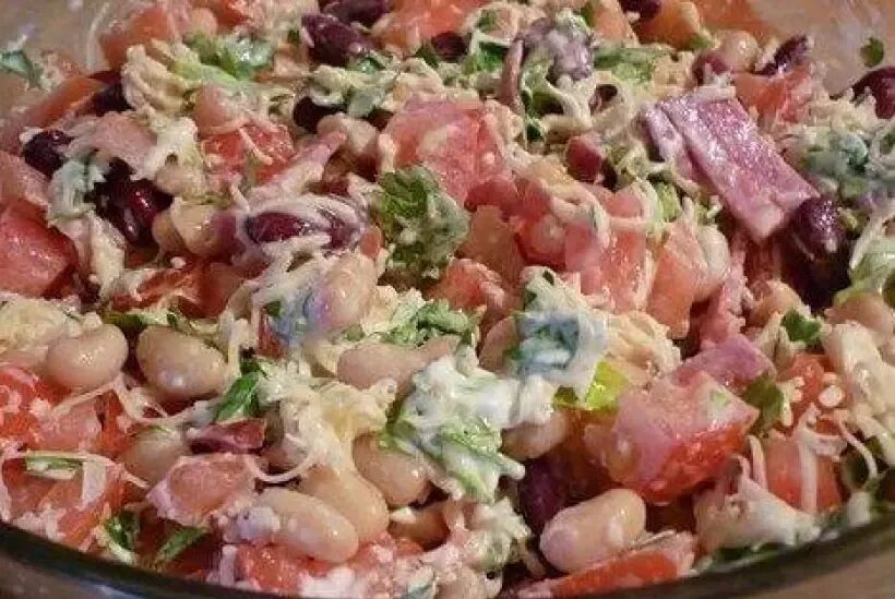 Салат с фасолью консервированной и колбасой морковью. Салат с фасолью копченая колбаса ,шампиньоны,яйца как называется.