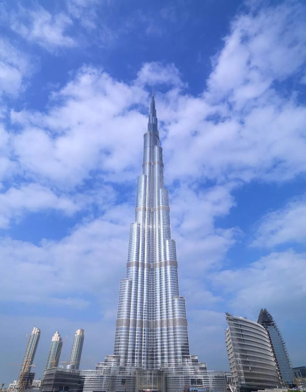 В каком городе находится самый высокий небоскреб. Бурдж-Халифа Дубай. Башня Бурдж Халифа в Дубае. Небоскрёб в Дубае Бурдж. Бурдж-Халифа (828 м). Дубай, ОАЭ.