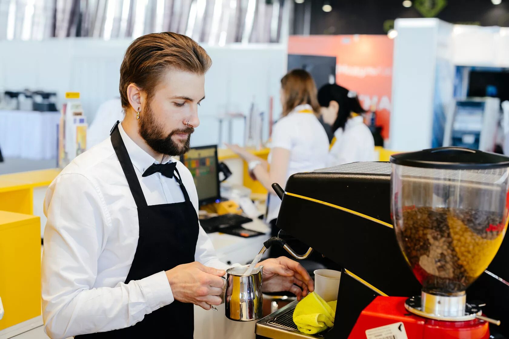 Вакансии бариста без опыта работы. Бариста девушка. Бариста томск. Бариста симпл кофе. Бариста продавец.