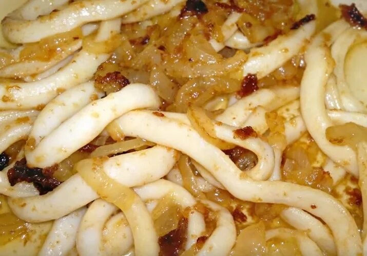 Как пожарить кальмара на сковороде с луком