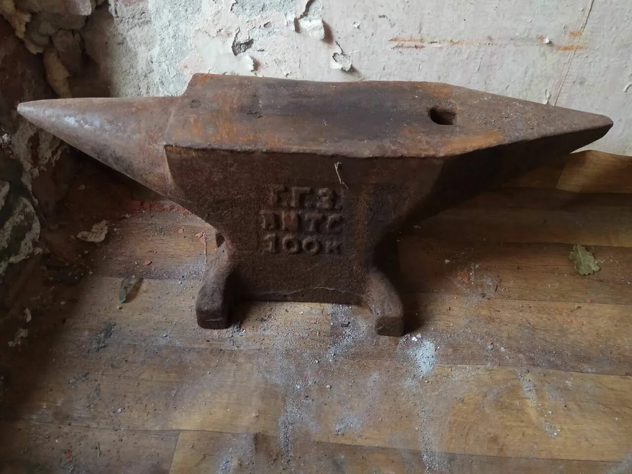 Кузнечные наковальня 150кг. Наковальня ссср 100 кг. Наковальня весит. Наковальня весит. Наковальня весит.