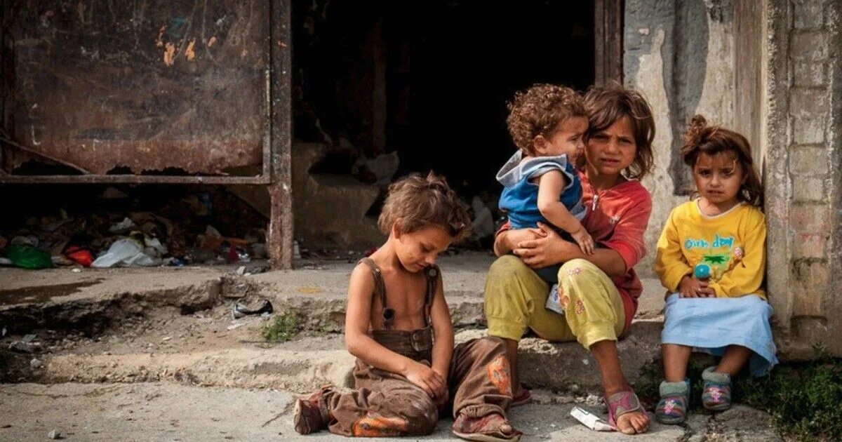 Fakir ve. Poor people family. Rich and poor. Бедный мальчик. Karaca пылесос.