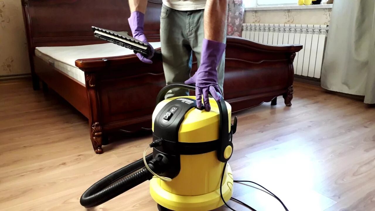 Пылесос чистит диван. Пылесос Karcher 4002. Karcher se 4002. Моющий пылесос Керхер se 4002. Моющий пылесос Karcher se 4002 1.081-140.