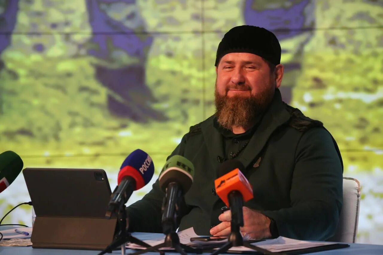 Кадыров с девочками. Рамзан кадыров и его собаки. Девушка из читы рамзан кадыров. Кадыров спас. Сыновья кадырова 2022.