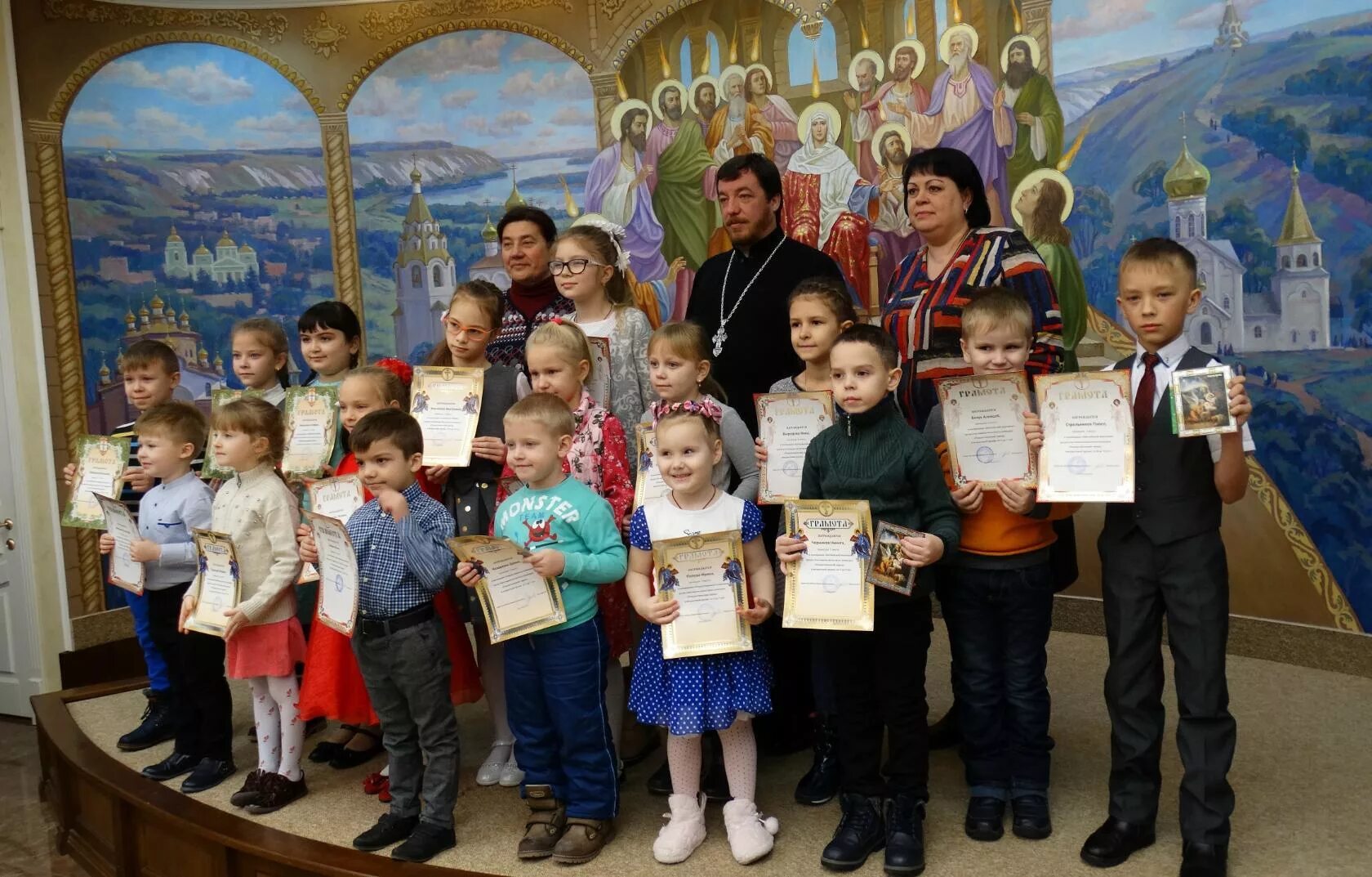 Новогодняя упаковка ларец богатыри. Сундучок новогодних историй. Рождественский ларец белгород 2024. Рождественский ларец белгородской митрополии итоги конкурса. Подарок новогодний объединенные кондитеры золотой ларец  1500 г.