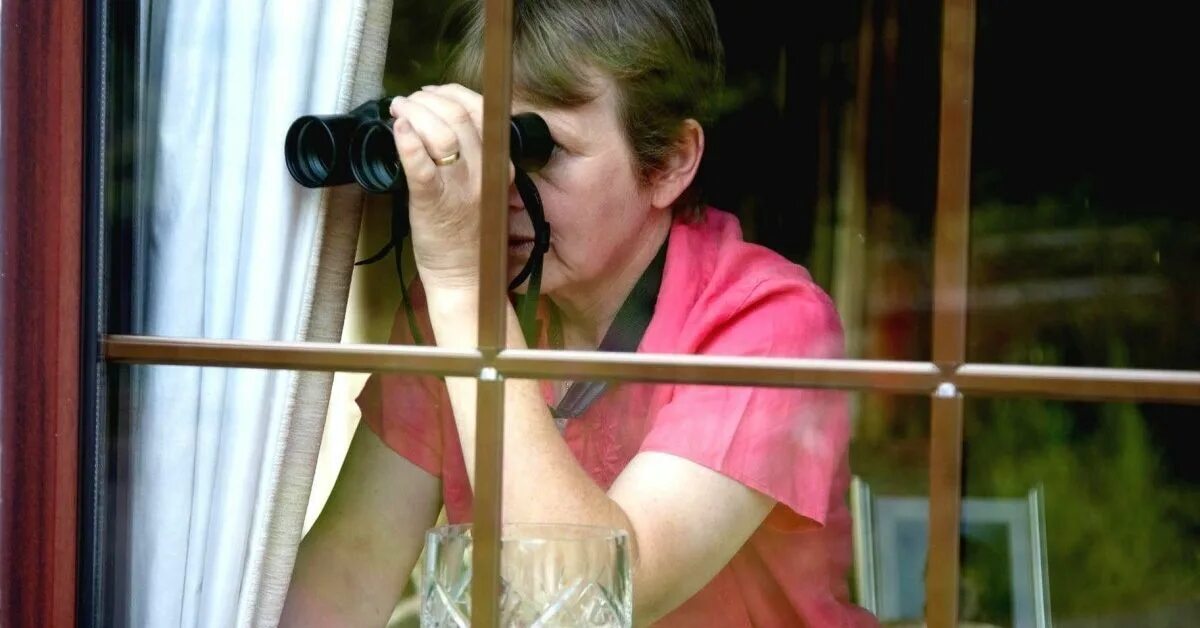Подсматрива те в глазок. Подглядывание. Бабка шпионит. Подглядывание через окно.