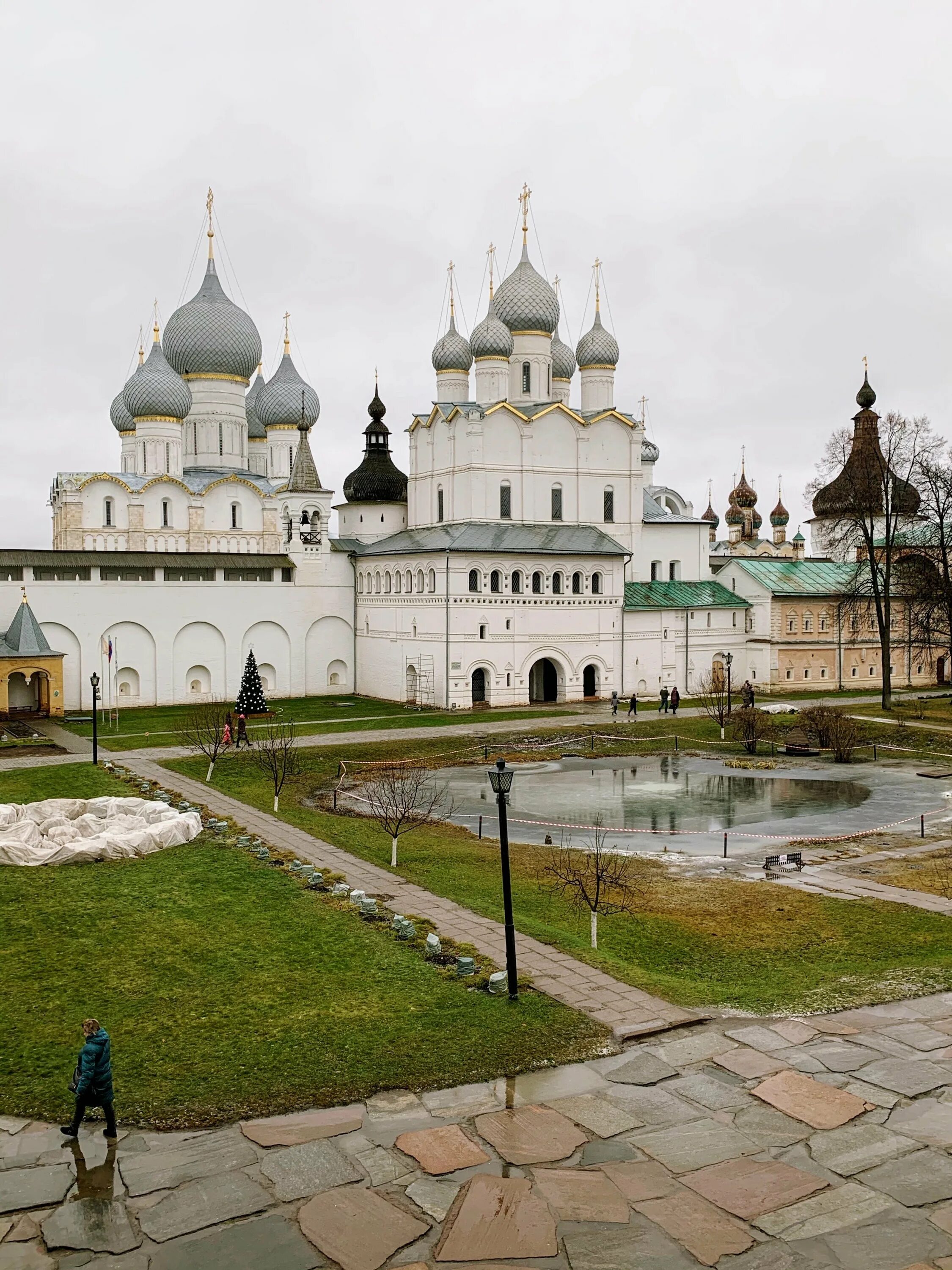 Ростов великий достопримечательности фото. Ростов Великий Кремль. Государственный музей-заповедник Ростовский Кремль. Ярославский Кремль Ярославль. Ростовский Кремль Ярославль.