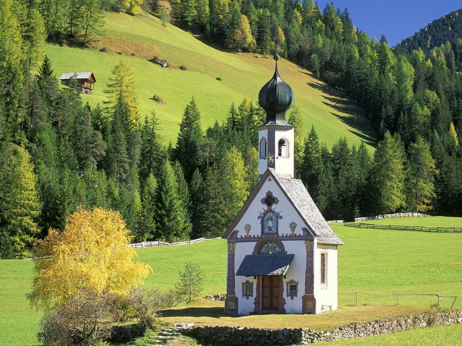 Храм церковь часовня. Швейцария деревенская церковь. часовня италия. карпаты церковь на горе. часовня в лесу.