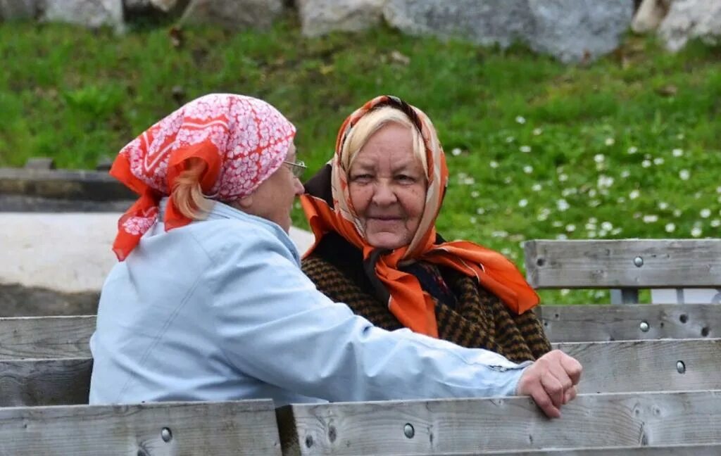 Разговор старой. Бабушка смеется. Старушка смеется. Две бабушки. Старушки сплетничают.