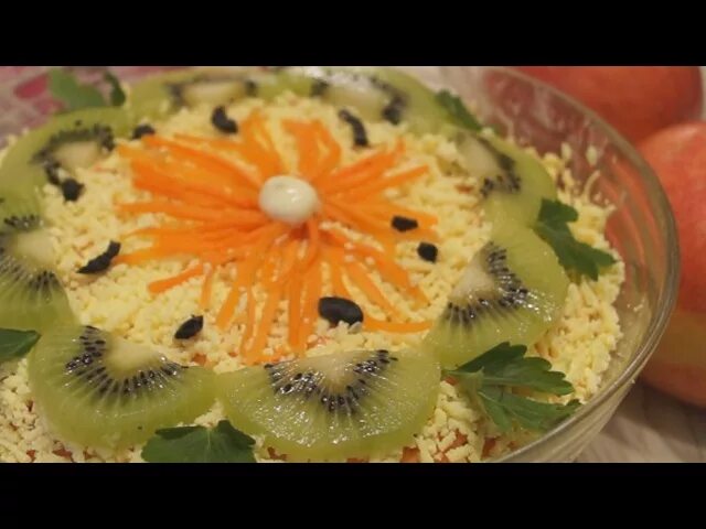 Салат киви корейская. Салат с киви изумрудный. Салат с киви и корейской морковкой и курицей. Салат с киви и корейской морковью. Салат с киви и корейской морковью.
