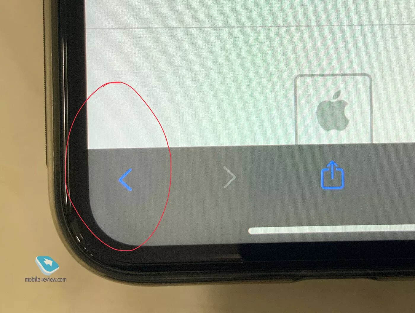 На телефоне появилось черное пятно на экране. Iphone XR снизу. Iphone 12 Pro полоса снизу. Брак экрана iphone XR. Iphone XR сбоку черный.