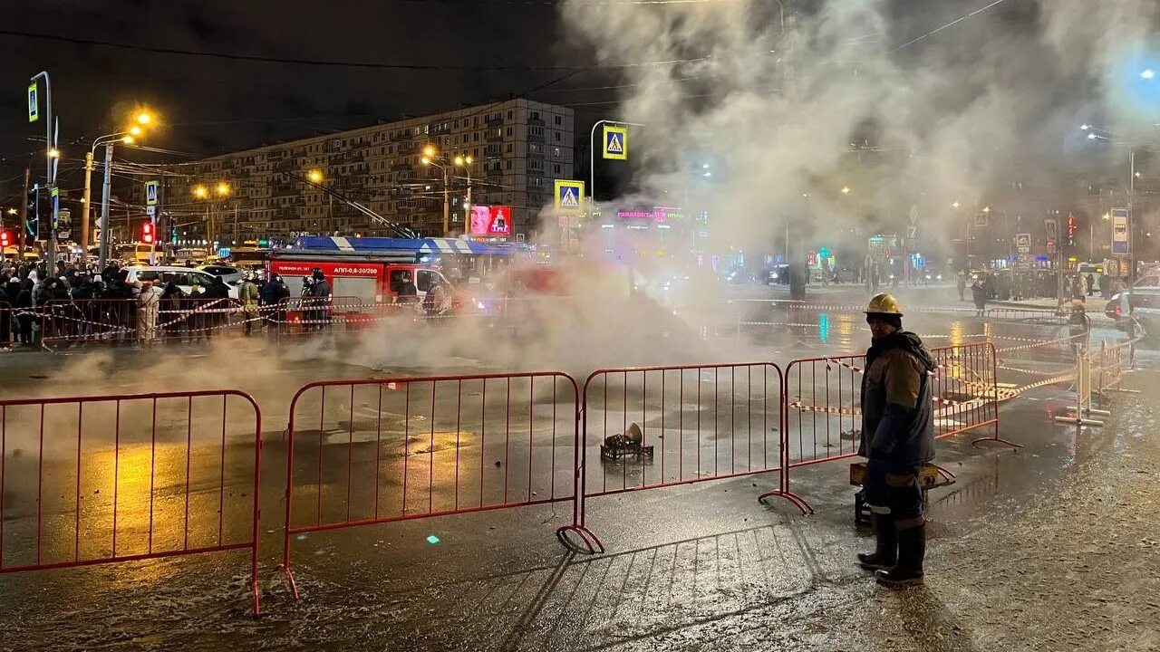 Нет воды спб сегодня. Прорыв трубы на Дыбенко. Обстановка в Питере на сегодняшний день. Прорыв трубы в Питере. На Дыбенко прорвало трубу.