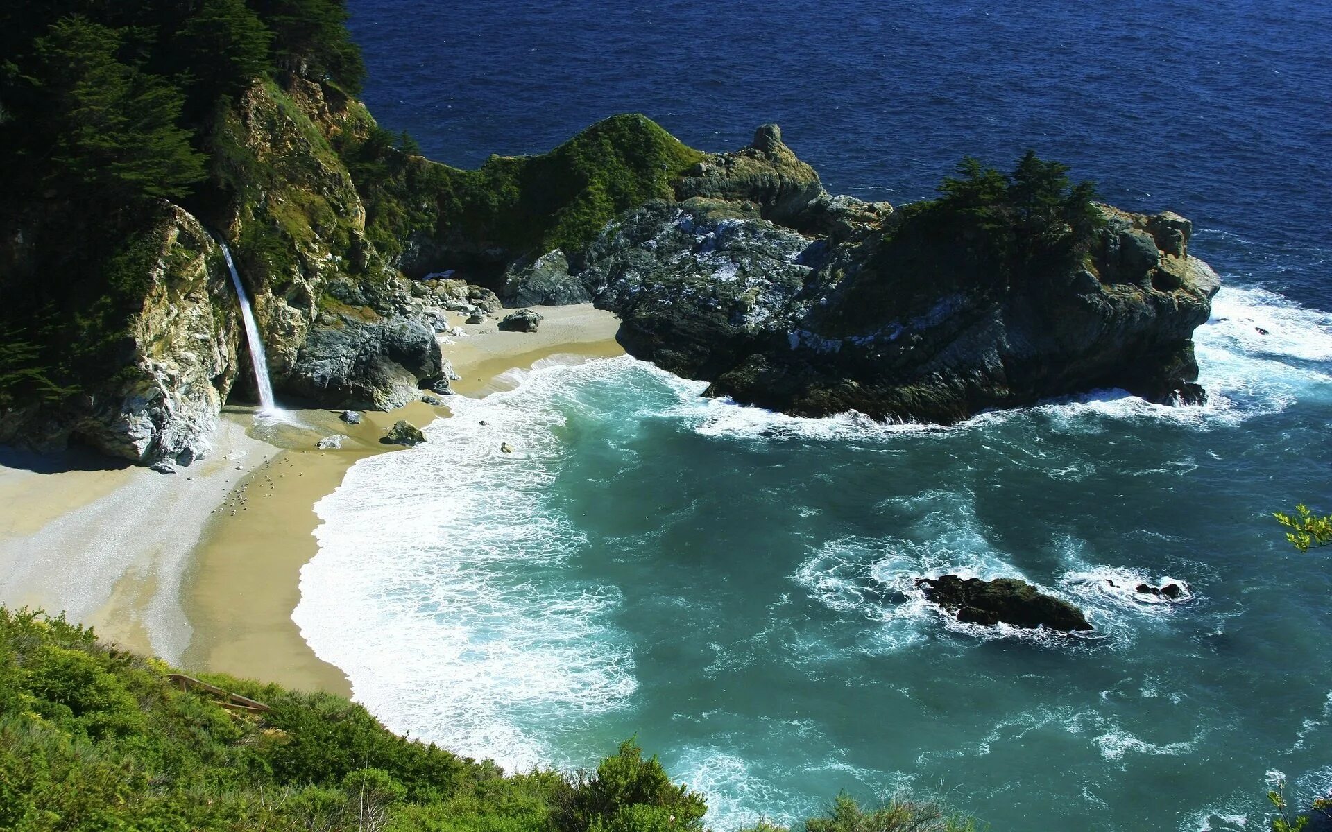 Океан море водопад. Водопад MCWAY Falls. Водопад Маквей Калифорния. Julia Pfeiffer Burns State Park. Океан и горы.