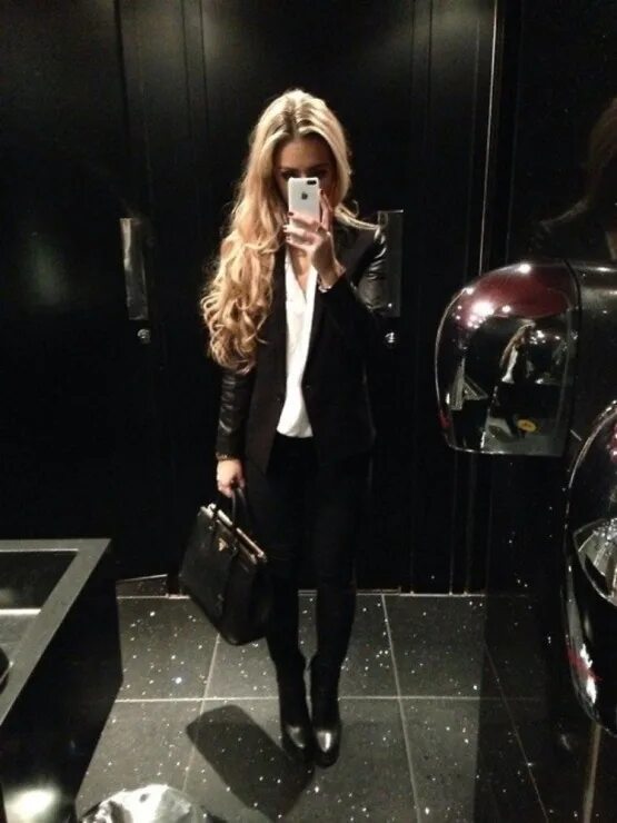 Блондинка в лифте. Селфи в лифте девушки. Красивая девушка в лифте. Блондинка в лифте. Красивая пьяная девушка.