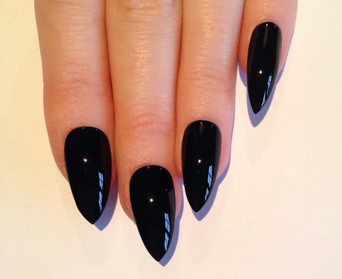 черный острый. идеи маникюра миндаль черный с созвездиями. формы ногтей миндаль и стилет. черные длинные ногти. черные треугольные ногти.