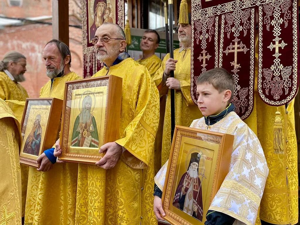 Ермоген зюзино. Храм Ермогена в Зюзино. Церковь св Ермогена Чертаново. Храм Луки в Зюзино. Церковь Ермогена Симферопольский бульвар.