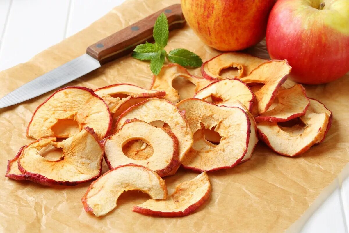 Яблоко сушёное. Яблочные чипсы. Долька яблока. Сухофрукты из яблок.