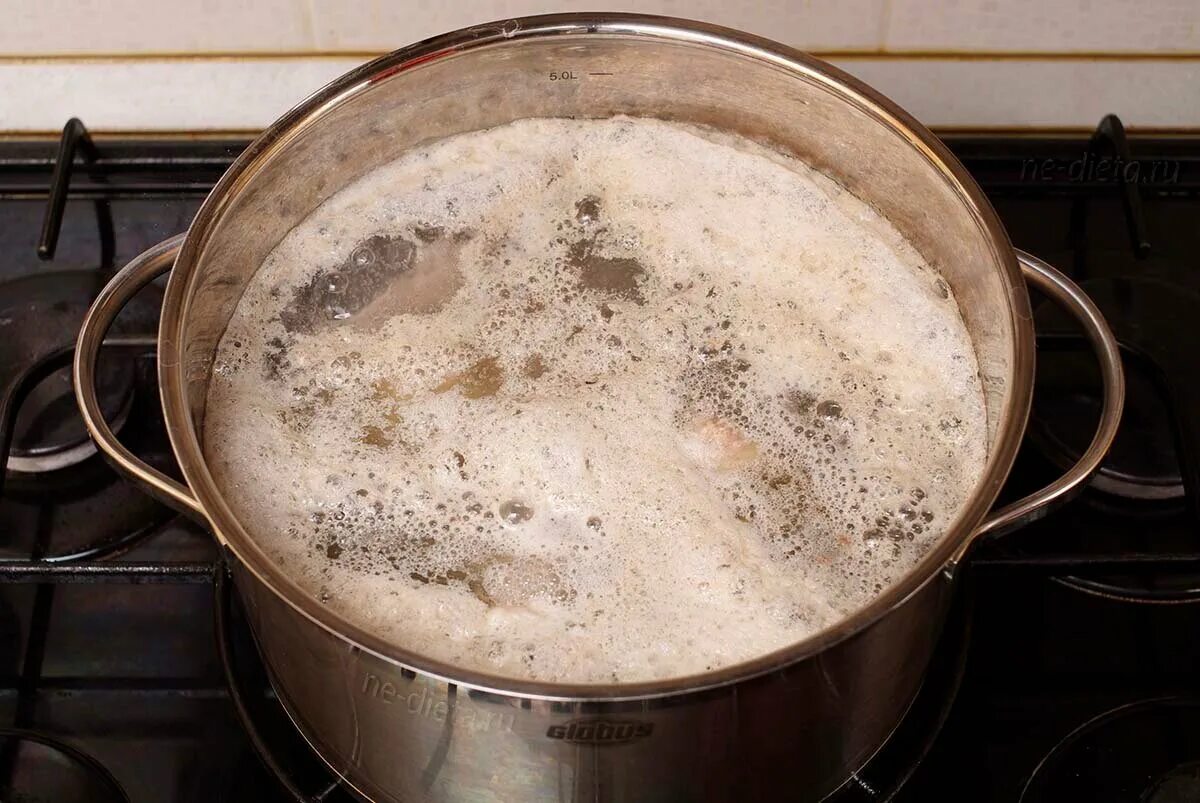 Почему при варке. Пена при варке мяса. пенка на бульоне. при варке бульона.