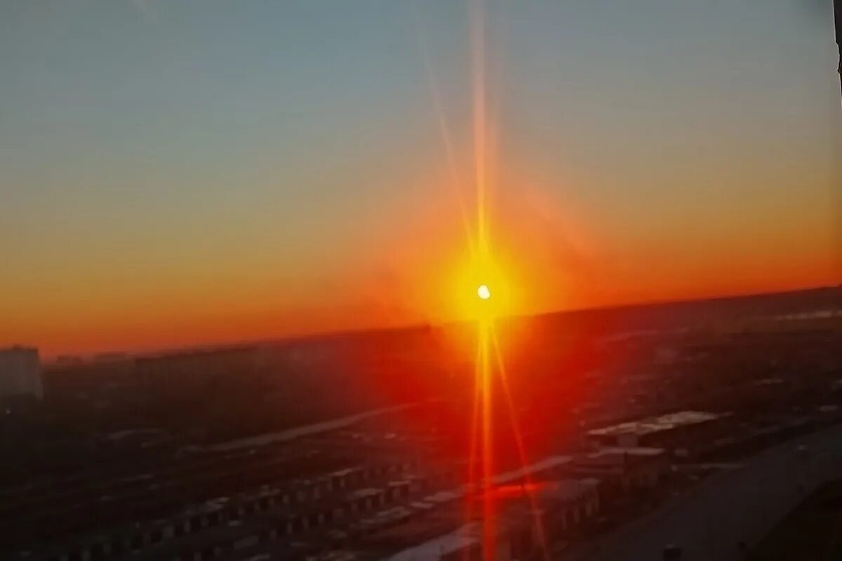 Вспышка на солнце 5 ноября 2023. Солнечная буря 2023. Солнечное затмение в Новосибирске. На Восходе солнца. Рассвет солнца.