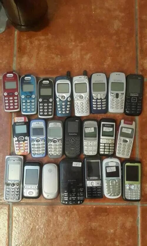 Б у телефона москва. Коллекция кнопочных телефонов. Мобильники б у. Продажный телефон рабочий. Скупка мобильных телефонов.