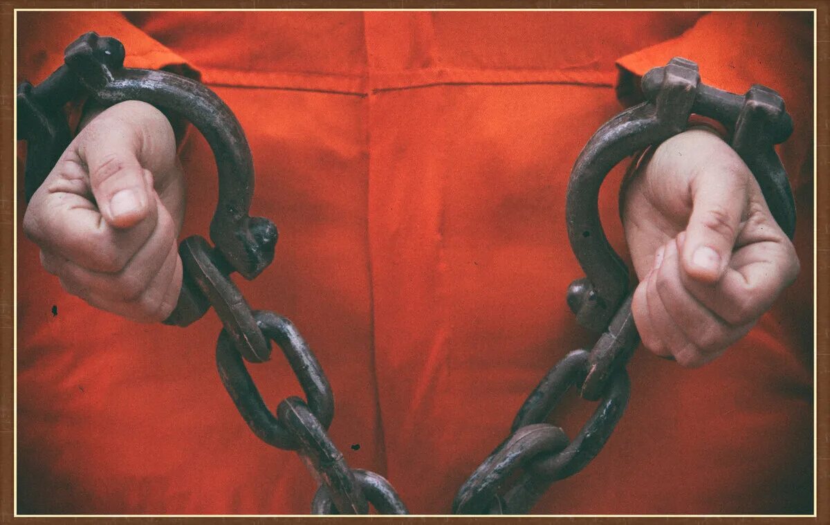 Цепи рабства. Современное рабство. Руки раба. Парень в цепях. Человек в цепях.