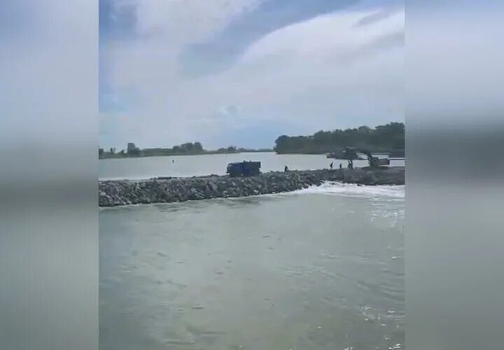 Дамбы кубани. Временная дамба. Фёдоровский гидроузел краснодарский. Фёдоровский гидроузел краснодарский край. Прорыв дамбы в краснодарском крае.