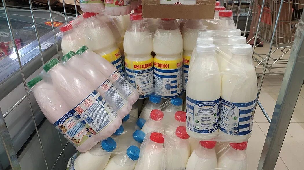 Молоко поднимается. Молочная продукция крыма. реклама молочной продукции. кисломолочная продукция 2000 годов. просроченное молоко.