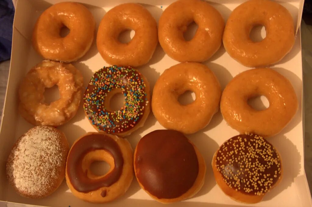 Крем для пончиков. Пончик хлебобулочное изделие. Банановый пончик krispy kreme. Армянские пончики с кремом. Пончик в разрезе.