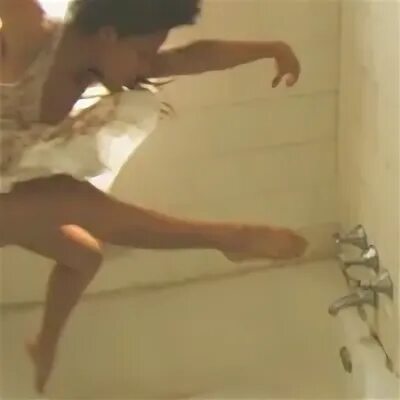 Ножки девушки в ванной. Анечка в ванной. Девушка купается в ванной. Анечка в ванной. Анечка в ванной.