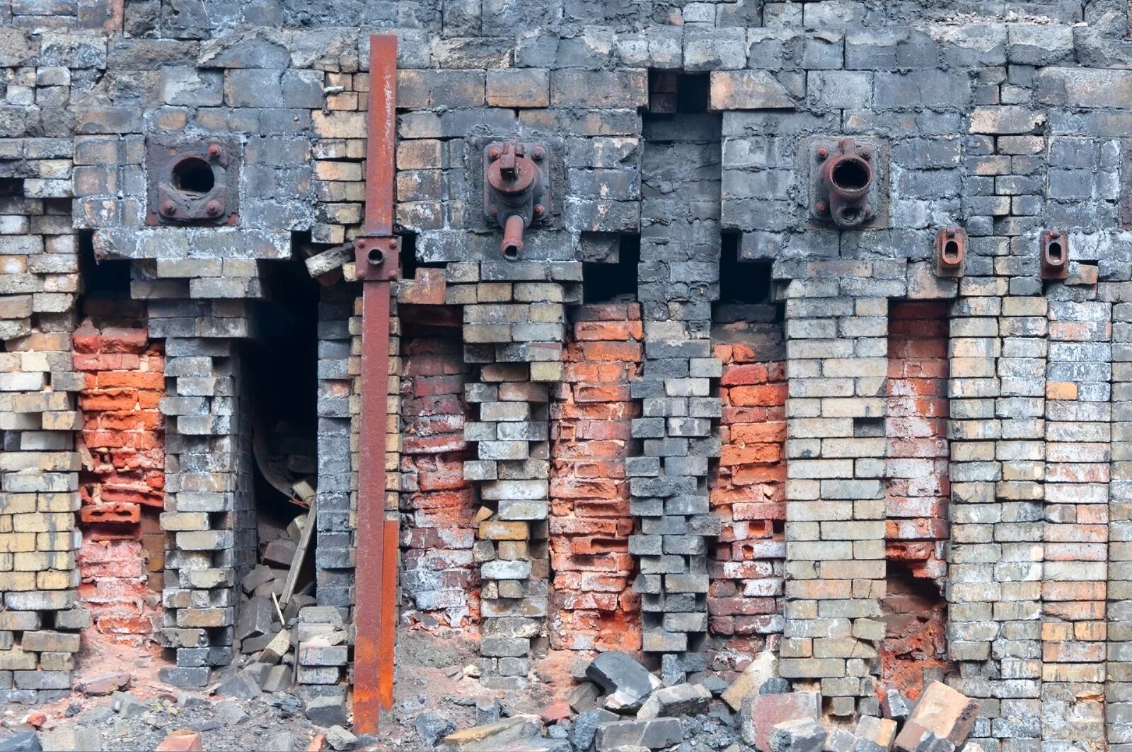 Каменные конструкции. Кирпичные здания после пожара. Кирпич после пожара. Кирпичные здания после пожара. Копоть.