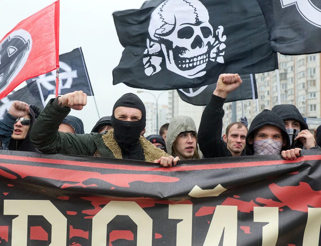 Национальный экстремизм. Русский марш неонацисты. Нацизм терроризм. Украинские экстремисты. Ультраправые в германии.