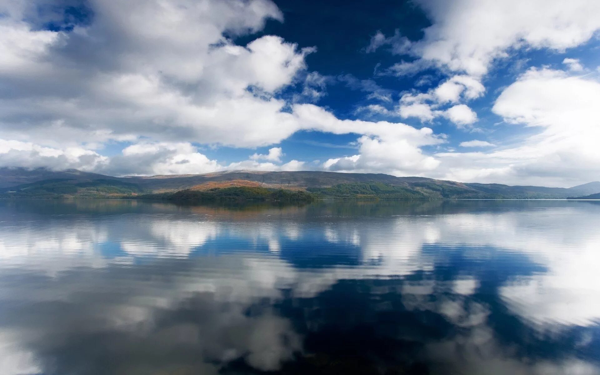 Небо аляски. Красота воды. Облака в реке. Озеро небо. На воде и в небе.