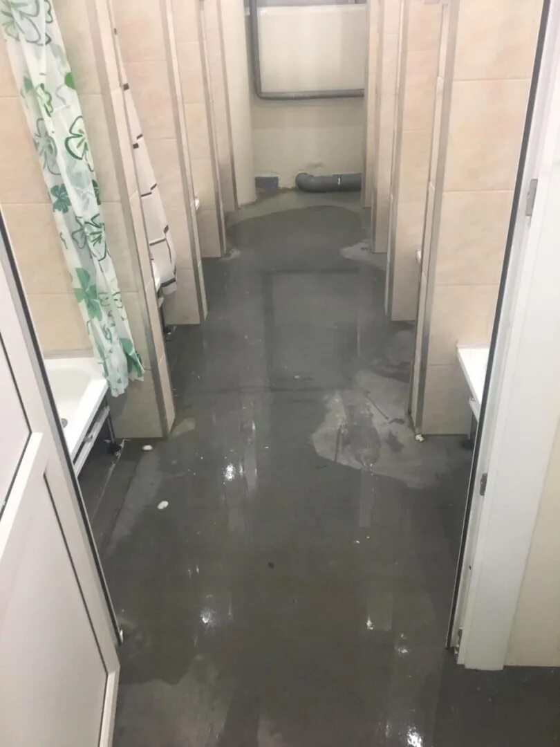 Вода с потолка. Приснилось что затопило квартиру. Затопило квартиру. Затопленный подвал в частном доме. Затопление квартиры.