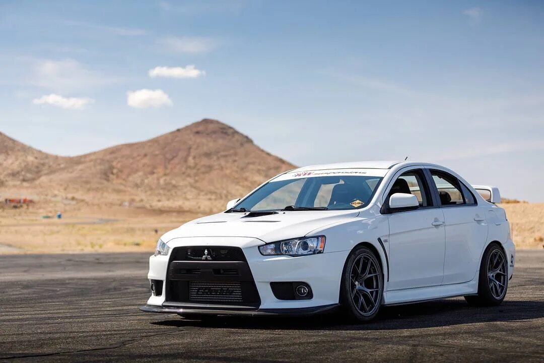 Эво карс симферополь. Mitsubishi Lancer Evolution 10 White. Митсубиси Эво 10 белая. Лансер Эво 10 белый. Лансер 10 белый EVO.