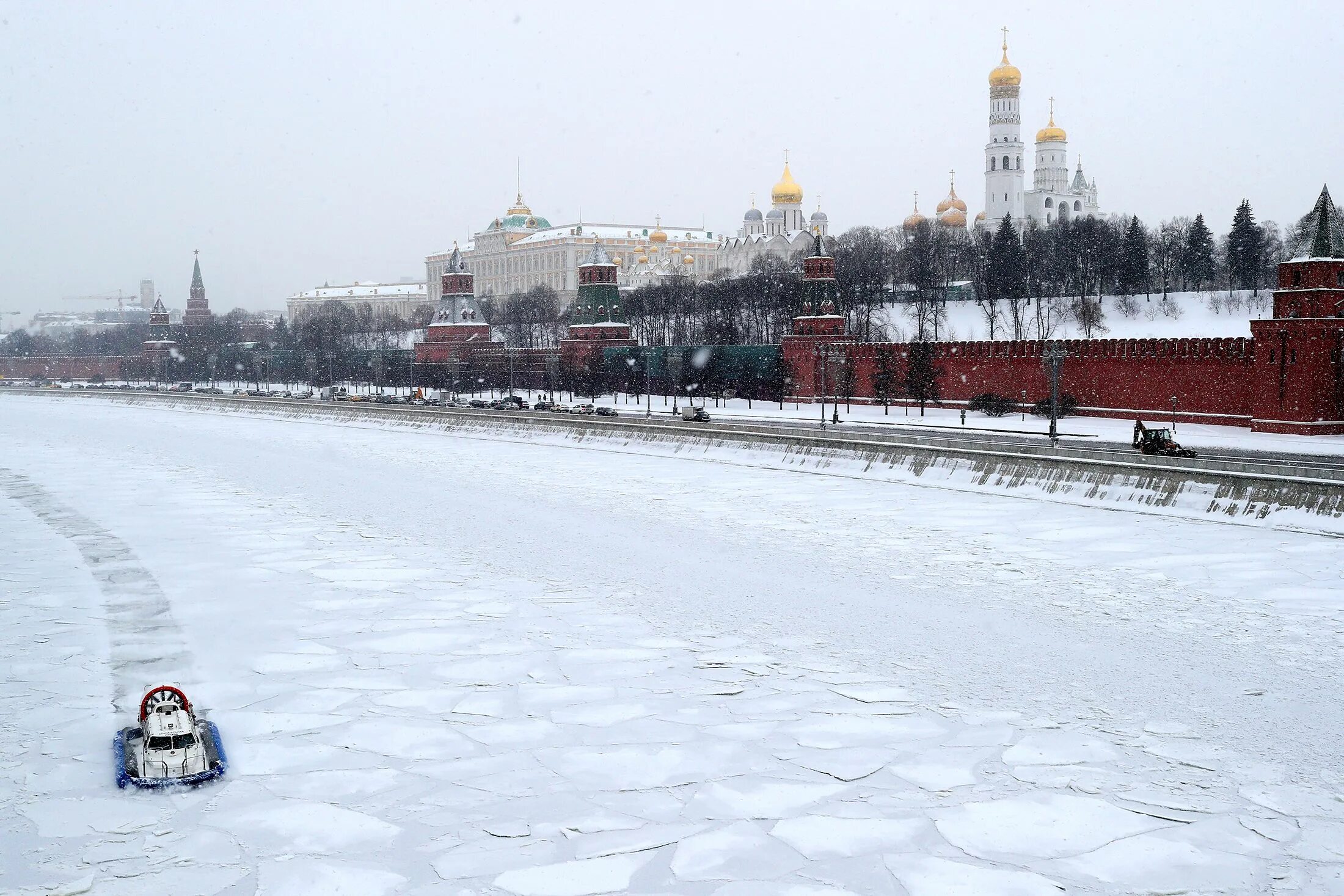 Какое лето ожидается в россии в 2024. Кремль в 2024 году. Москва река 2024 зима. Москва зимой 2024. Кремль в Москве зимой 2024.
