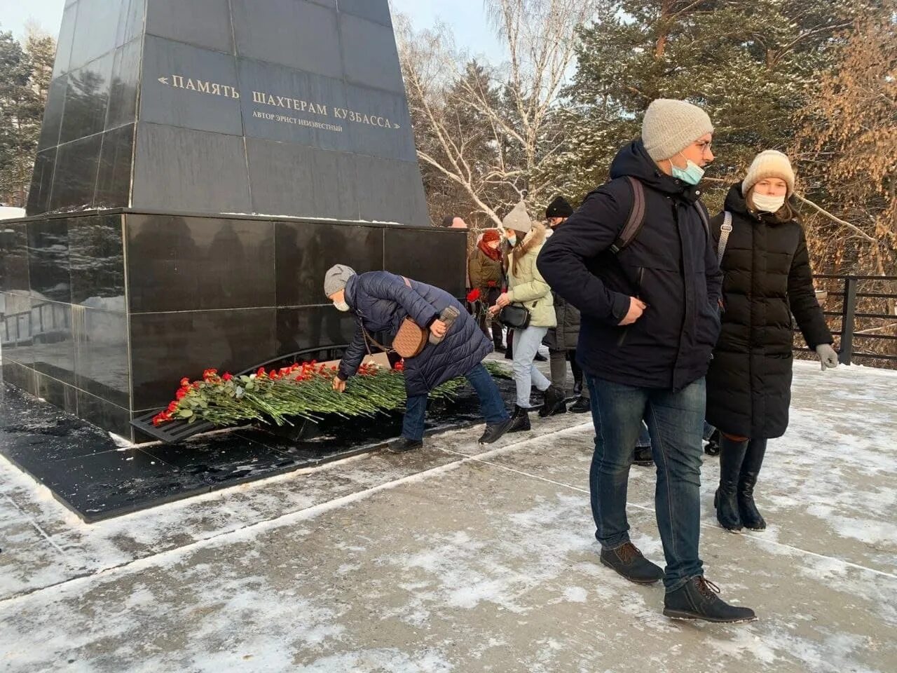 Трагедия в Кузбассе Листвяжная. Мемориал память Шахтёрам Кузбасса. Мемориал погибшим Шахтёрам Шахты Листвяжная. Памятник шахта Листвяжная. День траура в россии 24.03