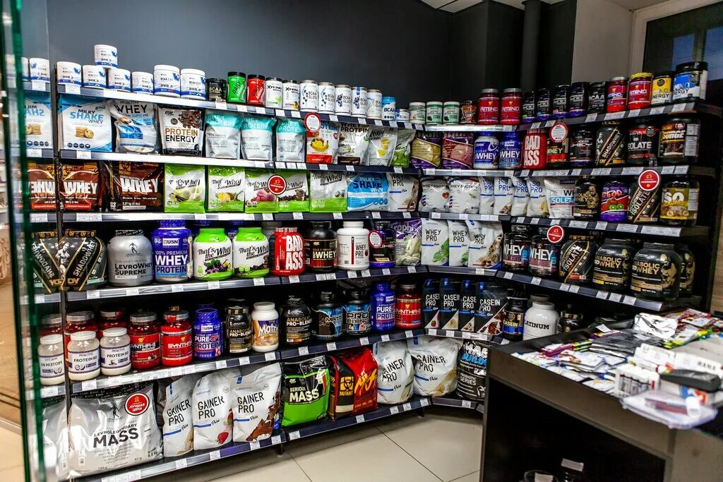 Спортивное питание в аптеке. Магазин спортпита. Ассортимент спортивного питания. Витрина спортивного питания. Магазин спортивного питания в америке.