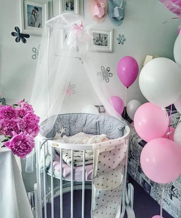 Шарики на выписку из роддома. К рождению девочки комната. Украшение квартиры на выписку. Украшение комнаты шарами на выписку девочки. Украсить комнату шариками.