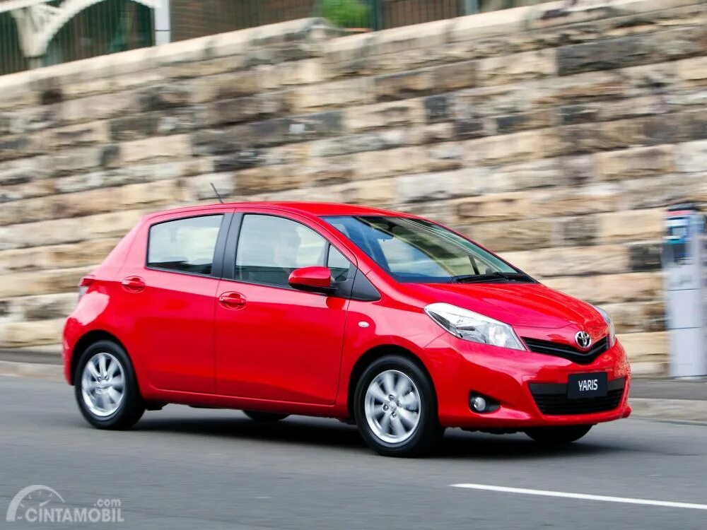Хэтчбеки yaris. Тойота ярис хэтчбек. тойота ярис 1,6. toyota yaris 2012 хэтчбек. тойота ярис 5 дверей.