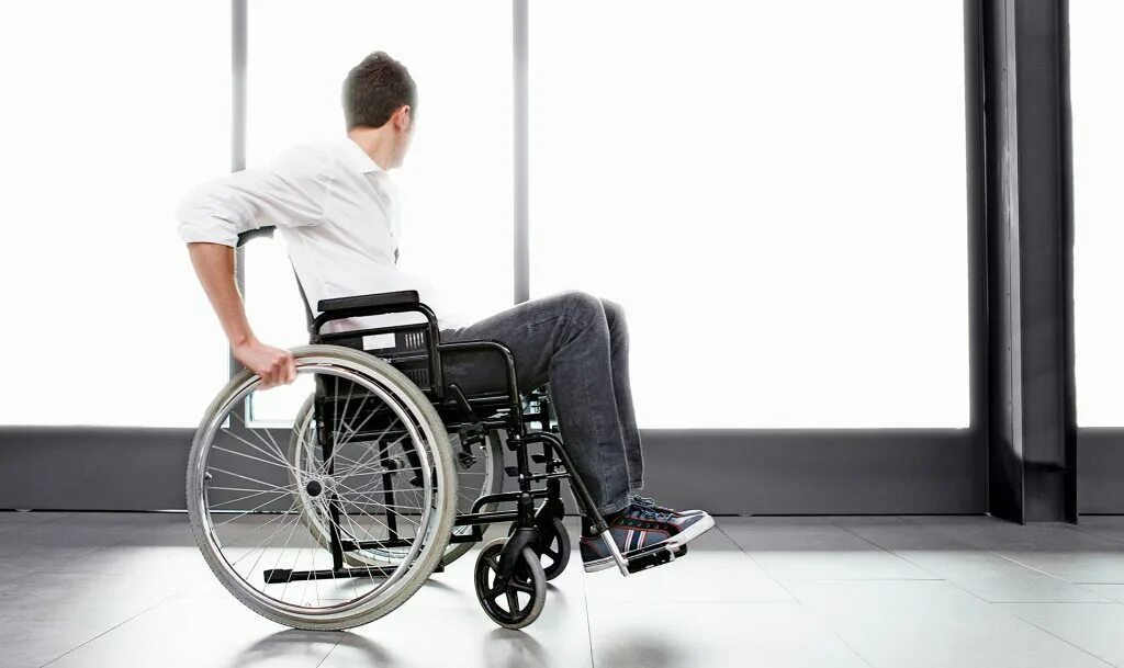 Инвалидная коляска Barry a8t. Инвалидная коляска «ИК-1м. Человек в инвалидной коляске. Челик в инвальдной коляске. Мужчине дали инвалидность